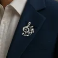 Vue détaillée d'une broche en forme de clé de sol argentée sur le revers d'un costume - Argent Note de Musique / Argent