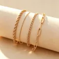 Detailopname van een vierdelige gouden roestvrijstalen armbandset met diverse kettingen - Goud