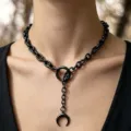Collar gótico negro en forma de Y con colgante de media luna en detalle. - Collar Luna / Negro