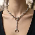 Primer plano de collar gótico en Y de cadena gruesa con colgante de media luna. - Collar Luna / Plateado