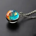 Vista macro di un ciondolo circolare in vetro con vivaci motivi nebulosa arancio e blu. - Stile Aurora Arancio Blu 3 (BON530)