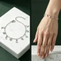 Silbernes Edelstahl-Armband mit Mondsichel-Anhängern und klaren Straßsteinen für Damen. - Mond Anhänger / Silber