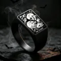 Dettaglio dell'anello con sigillo nero in acciaio con motivo tarot teschi gotici - n.10 / Scheletro Nero