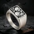 Primo piano dettagliato di un anello a sigillo in acciaio inox con design dei teschi - n.10 / Scheletro d'Argento