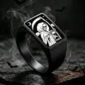 Primo piano di un anello con sigillo in acciaio inossidabile nero opaco con tarocchi. - n.10 / Strega Nera