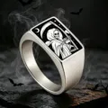 Primo piano dell'anello in acciaio con design del Mietitore stile tarocchi - n.10 / Strega d'Argento (Cielo Stellato Viola)