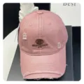Verwaschene rosa Baseballkappe mit gesticktem Logo, weicher Krone und stylischem Design. - Rosa