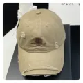 Nahaufnahme einer Used-Look Baseballkappe, Baumwollstoff mit detaillierter Stickerei. - Khaki
