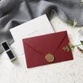 Elegante set di biglietti d'auguri con busta rossa strutturata e sigillo di cera per feste speciali. - Best Wishes (5 buste in lino bordeaux + 5 biglietti + 5 sigilli in cera)