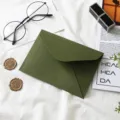 Vue détaillée d'enveloppe vert foncé et cachet de cire, papeterie rétro pour cartes de vœux. - 1 enveloppe vert olive
