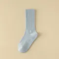 Calcetines de yoga de tubo medio azul claro para mujer con puntos antideslizantes. - Azul