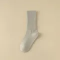 Calcetines de yoga de tubo medio gris claro para mujer con puntos de silicona antideslizantes. - Gris claro