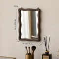Specchio da parete vintage con cornice ondulata in legno scuro, specchio 14,5x19,5 cm - Wave / Piccolo (19.5x14.5cm)