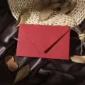 Enveloppe texture lin rouge style vintage avec sceau de cire pour cartes de vœux mariage. - Enveloppe à Rabat Long / Lot de 1 Pièce / Bordeaux