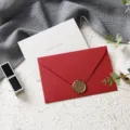 Wenskaartenset met rode getextureerde enenveloppe en waszegel voor feestelijke wensen. - Good Luck (5 rode linnen enveloppen, 5 kaarten & 5 lakzegels)