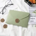 Détail d'enveloppe vert avocat et set de cachet de cire, papeterie de style vintage. - 1 enveloppe vert avocat avec 1 sceau à cire