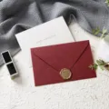 Vista dettagliata del biglietto d'auguri di compleanno e della busta rossa con sigillo. - Happy birthday (5 buste in lino bordeaux + 5 biglietti + 5 sigilli di ceralacca)