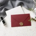Elegante set di biglietti d'auguri con busta rossa strutturata e sigillo di cera per feste. - Love you (1 busta in lino rosso vino + 1 cartolina + 1 sigillo di ceralacca)
