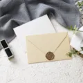 Elegante set di biglietti d'auguri e buste con trama in tessuto e sigillo in cera per occasioni. - Set biglietto bianco (1 busta in lino giallo + 1 biglietto + 1 sigillo di ceralacca)