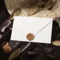 Detailaufnahme des strukturierten weißen Umschlags mit Wachssiegel für Briefe. - Umschlag mit Langer Klappe und Stempel / 1 Set / Weiß