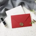 Gedetailleerd overzicht van de rode linnen textuur envelop wenskaart set met elegant waxzegel. - Thank You (5 rode linnen enveloppen, 5 kaarten & 5 lakzegels)