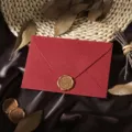Roter Leinen-Textur-Umschlag mit goldenem Wachssiegel, ideal fuer Briefe und Hochzeit. - Umschlag mit Langer Klappe und Stempel / 1 Set / Burgunderrot