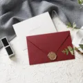 Set biglietto auguri e busta rossa con sigillo in cera, carta testurizzata per feste. - Good luck (5 buste in lino bordeaux + 5 biglietti + 5 sigilli di ceralacca)