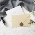 Dettaglio squisito di biglietto d'auguri con busta testurizzata e sigillo in cera speciale. - Tutto il meglio (1 busta in lino giallo + 1 cartolina + 1 sigillo in ceralacca)