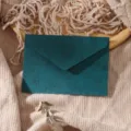Gros plan d'une enveloppe texturée vert foncé au style rétro minimaliste pour papeterie. - Enveloppe Vert Vif 1pc