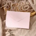 Enveloppe en papier rose style vintage avec texture, idéale pour lettres d'amour et invites. - Enveloppe Rose Clair 1pc