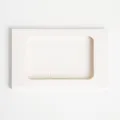 Detail d'enveloppe en papier blanc, porte-carte au design minimaliste, texture lisse fine. - Enveloppe à fenêtre / 16x10.5x0.5cm / Blanc