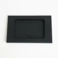 Vue détaillée d'une pochette d'enveloppe en papier noir avec fenêtre pour papeterie. - Enveloppe à fenêtre / 16x10.5x0.5cm / Noir