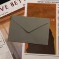 Enveloppe en papier texturé gris pour papeterie, lettres et cartes, élégante et chic. - Gris Brume