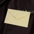 Gedetailleerd overzicht van de gestructureerde papieren enveloppe op elegante satin. - 130g linnenstructuur - linnengeel