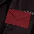 Enveloppe en papier texturé bordeaux pour lettres d'amour, photo de détail de papeterie. - Texture lin 130g - rouge foncé lin