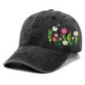 Detail der bunten Blumen- und Bienenstickerei auf gewaschener schwarzer Baumwollkappe - Einheitsgröße / Schwarz