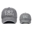 Primer plano de gorras bordadas Cat Mom y Mini para padres e hijos en gris - Cat Mom & Mini / Set de 2 / Gris