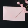 Enveloppe en papier rose avec décoration de roses artificielles, papeterie romantique. - 1 enveloppe rose clair