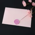 Enveloppe en papier rose avec sceau de cire violet papeterie romantique pour lettres damour - 1 enveloppe rose clair + 1 sceau de cire rose