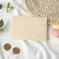 Vue détaillée de l'enveloppe unie couleur pastel douce, papeterie élégante et raffinée. - 1 enveloppe jaune crème