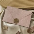 Détail d'une enveloppe rose texturée avec magnifique sceau en cire pour lettres d'amour. - 1 enveloppe grain de bois rose cerisier + 1 sceau en cire / Rose Sakura