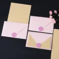 Vue détaillée d'enveloppes roses et de papier à lettres kraft avec sceau de cire élégant pour notes. - 3 enveloppes roses + 10 feuilles de papier à lettres ligné kraft + 3 sceaux de cire rose