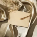 Gros plan sur l'enveloppe texturée de style rétro pour lettres d'amour et papeterie. - Jaune
