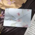 Enveloppe en papier bleu vintage avec motif floral 3D gaufré pour lettres et invitations - 1 Enveloppe / Orchidée Papillon