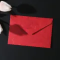 Vista dettagliata della busta retro rossa dorata, carta elegante per lettere d'invito. - 1 busta rossa