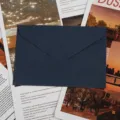Détail d'enveloppe en lin texturé bleu foncé, invitation et papeterie de style vintage. - Bleu royal