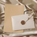 Vue détaillée d'un ensemble de papeterie avec papier à lettres ligné et enveloppe. - 3 enveloppes blanc lin + 10 papiers à lettres lignés en kraft + 3 sceaux de cire