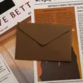Enveloppe marron texturee en papier style vintage pour correspondance et invitation - Brun Terre