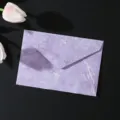 Élégant enveloppe mauve texturée effet marbre avec détails dorés pour vos belles lettres. - 1 enveloppe violette