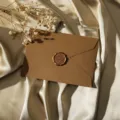 Vue détaillée de l'enveloppe en toile de jute, papeterie rétro avec sceau en cire pour lettres. - Marron